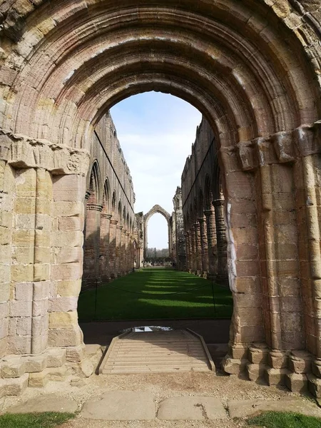 Vertical Shot Arch Vista Ruin Fountains Abbey Yorkshire Vanishing Point — Stock Photo, Image