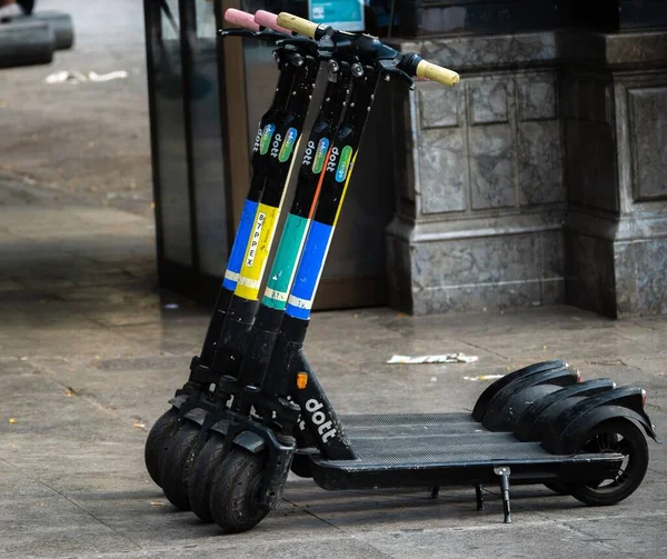 Vier Moderne Elektrische Scooters Buiten Geparkeerd Stad — Stockfoto