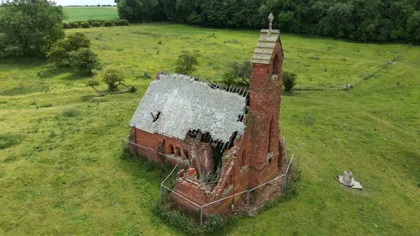 荒废的三一教堂在绿地中的高角镜头 — 图库照片