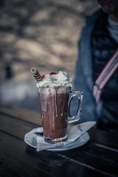 Copo Café Com Chantilly Chocolate Uma Mesa Madeira — Fotografia de Stock