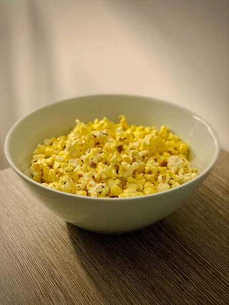 Pionowe Ujęcie Miski Popcornu — Zdjęcie stockowe