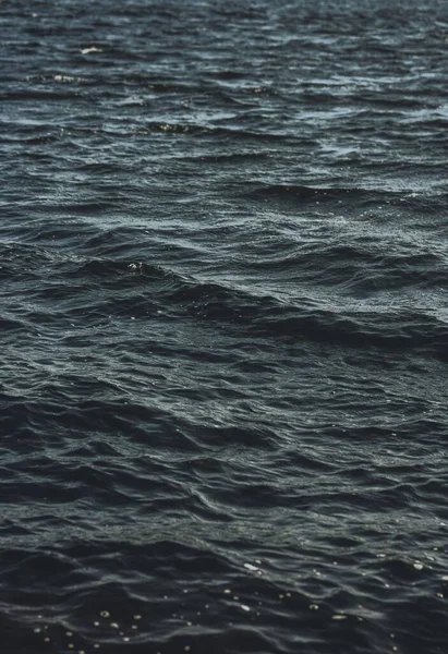 Vertikální Záběr Oceánské Vlny Skandinávie — Stock fotografie