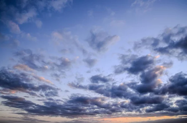 海の近くの日没時の色の雲 — ストック写真