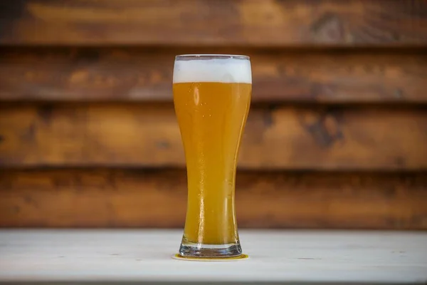 Primer Plano Vaso Cerveza Sobre Una Superficie Blanca — Foto de Stock