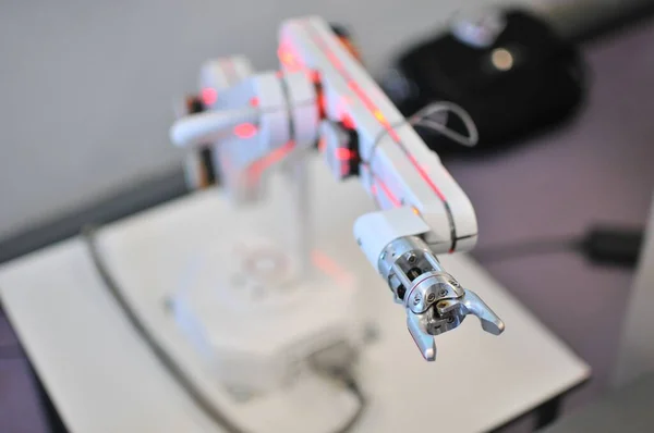 实验中机器人手臂的特写镜头 — 图库照片