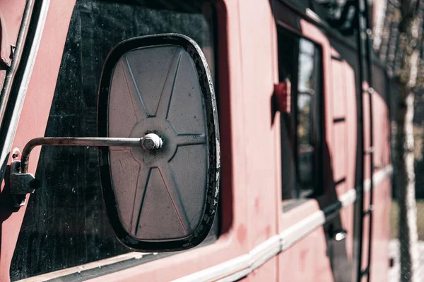 古い消防車のサイドミラーのクローズアップショット — ストック写真