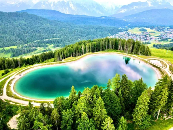 Widok Powietrza Małe Jezioro Otoczone Zielonymi Drzewami — Zdjęcie stockowe