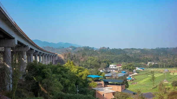 Puente Carretera Por Los Edificios Rodeados Árboles Bajo Cielo Azul — Foto de Stock