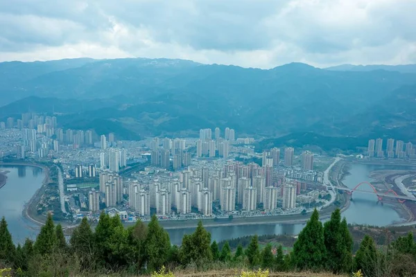 Una Vista Aérea Río Que Atraviesa Ciudad Urbana Rodeada Montañas — Foto de Stock