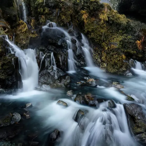 長い露出を持つ岩からの滝の美しい景色 — ストック写真