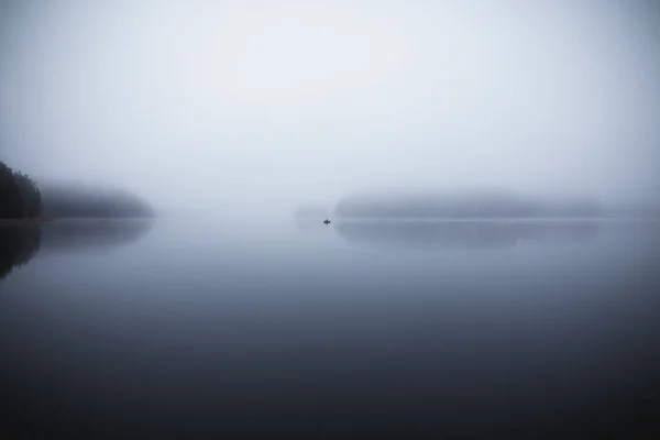 Uma Vista Lago Dia Nebuloso — Fotografia de Stock
