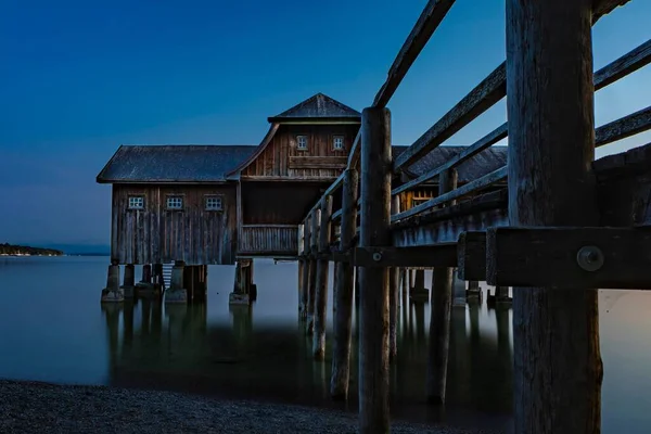 Hisnande Utsikt Över Sjön Hus Mot Klarblå Himmel — Stockfoto