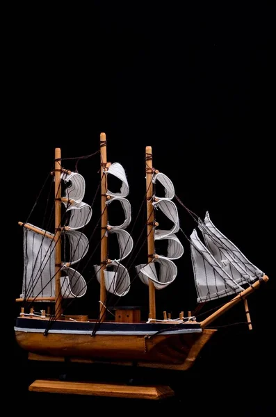 黒の背景に船帆船木製模型フィギュア — ストック写真