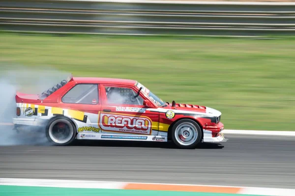 Kırmızı Beyaz Bmw E30 Valencia Yarış Pistinde Patinaj Çekiyor — Stok fotoğraf