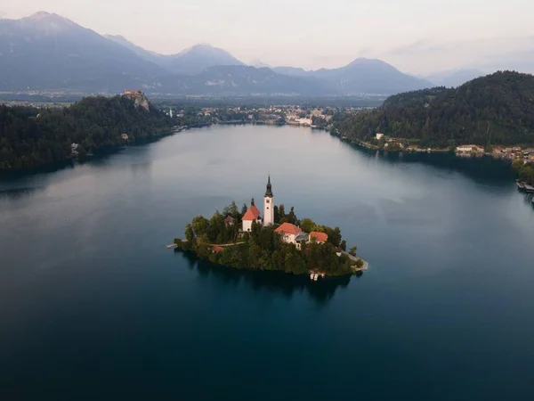 Luftaufnahme Eines Schlosses Bleder See Bei Nebligem Himmel Slowenien — Stockfoto