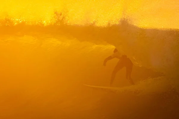 Surfista Bajo Una Ola Espuma Naranja Bahía Jeffreys Sudáfrica — Foto de Stock