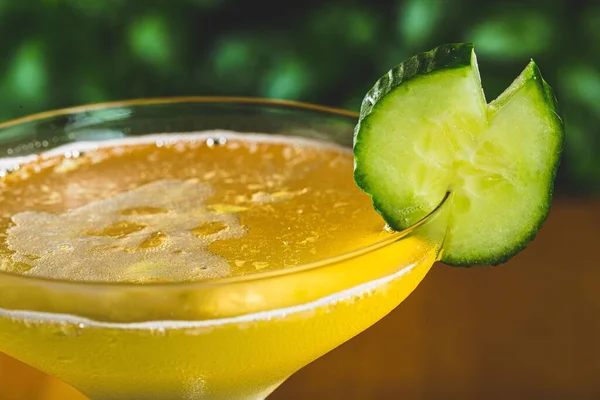 Närbild Ett Glas Margarita Cocktail Med Gurka Skiva Bardisken — Stockfoto