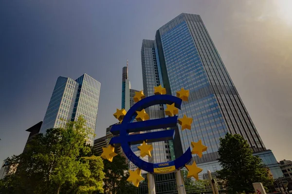 Blick Auf Das Eurosign Vor Der Europäischen Zentralbank Frankfurt — Stockfoto