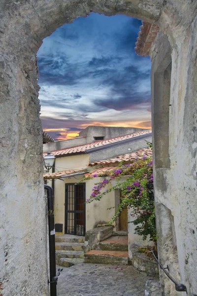 Une Rue Étroite Entourée Bâtiments Pierreux Scalea — Photo