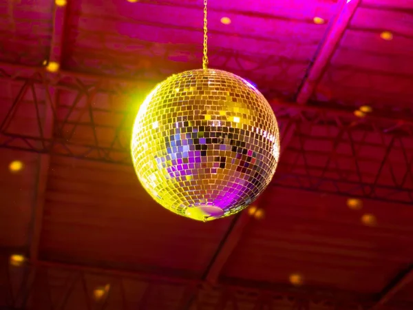 Une Vue Angle Bas Boule Paillettes Disco Suspendue Plafond Rouge — Photo