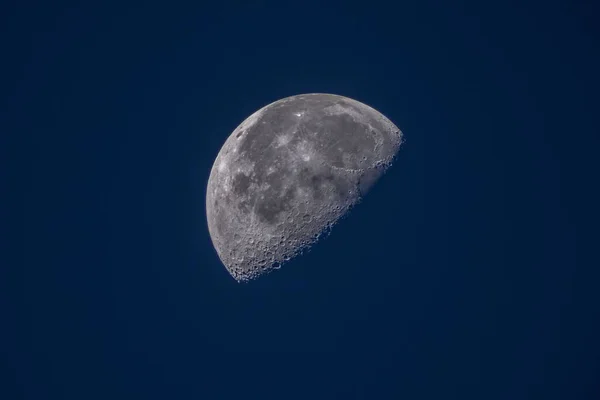 Mavi Gökyüzündeki Beyaz Yarım Ayın Nefes Kesici Manzarası — Stok fotoğraf