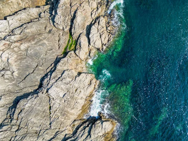 断崖絶壁の海岸の空中風景 — ストック写真