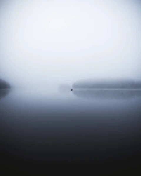 Sisli Göl Manzarasının Dikey Görüntüsü — Stok fotoğraf