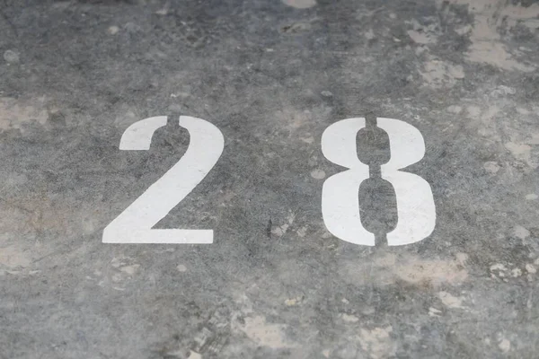 日光の屋外の古いアスファルトの地面の番号28 — ストック写真
