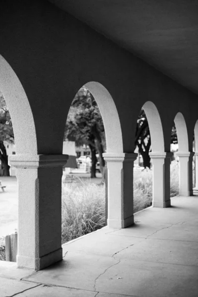 Szary Strzał Łuków Budynku Giełdy Papierów Wartościowych Historycznym Texas Stockyards — Zdjęcie stockowe