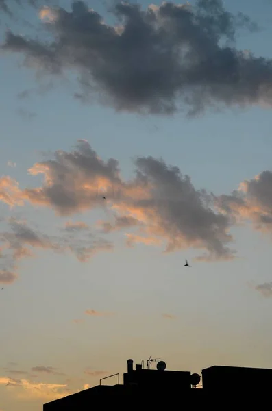 Wolken Gekleurde Wolken Bij Zonsondergang Bij Oceaan — Stockfoto