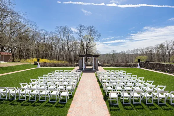 庭の結婚式の通路と椅子の美しいショット — ストック写真