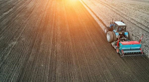 Uma Vista Aérea Trator Campo Pôr Sol — Fotografia de Stock