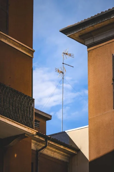 Een Verticaal Shot Van Een Antenne Gezien Tussen Stenige Gebouwen — Stockfoto