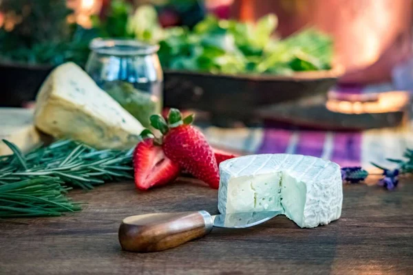 Tahta Bir Yüzeyde Beyaz Peynir Bıçak Çilek Otlar — Stok fotoğraf