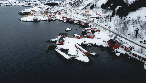 冬季被雪覆盖的沿海村庄的鸟瞰图 — 图库照片