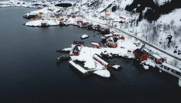 Uma Vista Aérea Uma Aldeia Costeira Coberta Neve Durante Inverno — Fotografia de Stock