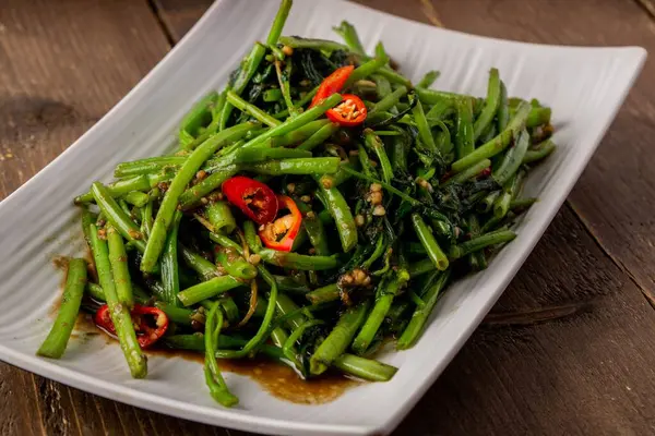 Nahaufnahme Eines Tellers Asiatischer Grüner Bohnen Mit Würzigen Roten Paprika — Stockfoto