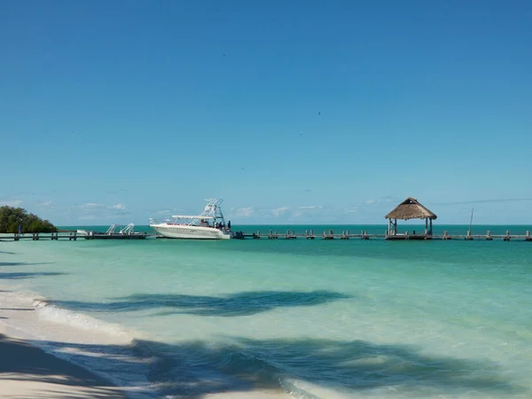 Molo Legno Una Spiaggia Paradisiaca Vuota Con Grande Yacht Parcheggiato — Foto Stock