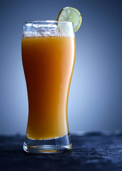 Ein Glas Orangensaft Auf Blauem Hintergrund — Stockfoto