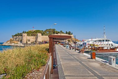 Kusadasi Kalesi 'ne giden güzel bir yol manzarası.