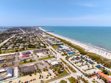 Sıcak bir yaz gününde Florida, Cocoa Beach 'in hava manzarası.