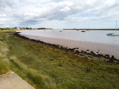 Suffolk, İngiltere 'deki Alde nehrinin manzarası Snape ve Aldeburgh' dan geçiyor.