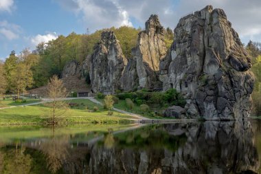 Extern Stones 'un göl suyuna yansıyan güzel bir görüntüsü.