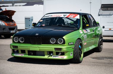 yeşil BMW E30 Valencia yarış pistinde