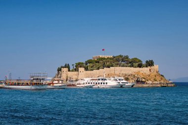 Aydın 'ın Aydın ilçesinde yatlarla çevrili güzel Kusadasi şatosu