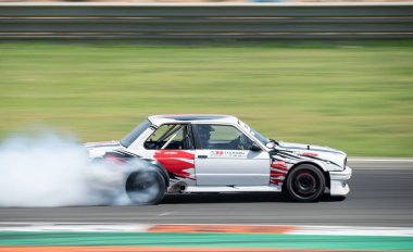 Beyaz BMW E30 Valencia yarış pistinde kayıyor