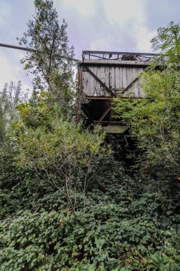 Terk Edilmiş Sanayi Taş ocağı ve Kum Taşı Rafinerisi