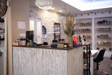 Çeşitli hizmetleri olan bir kuaför güzellik ve estetik merkezi.