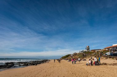 Plaj, Güney Afrika 'daki Süper Tüpler' de Dünya ASP Sörf Yarışmasını izleyen izleyicilerle dolu.