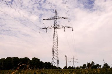 Yüksek voltajlı elektrik iletim kulesi enerji pilonu
